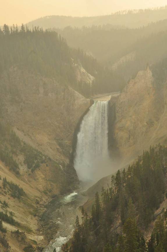 As impressionantes Lower Falls do Grand Canyon de Yellowstone, no Yellowstone National Park, em Wyoming, nos Estados Unidos